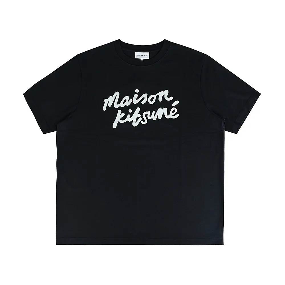 【Maison Kitsune】Maison Kitsune 正面燙印草寫LOGO設計圓領短袖棉質T恤(男款/黑x白)
