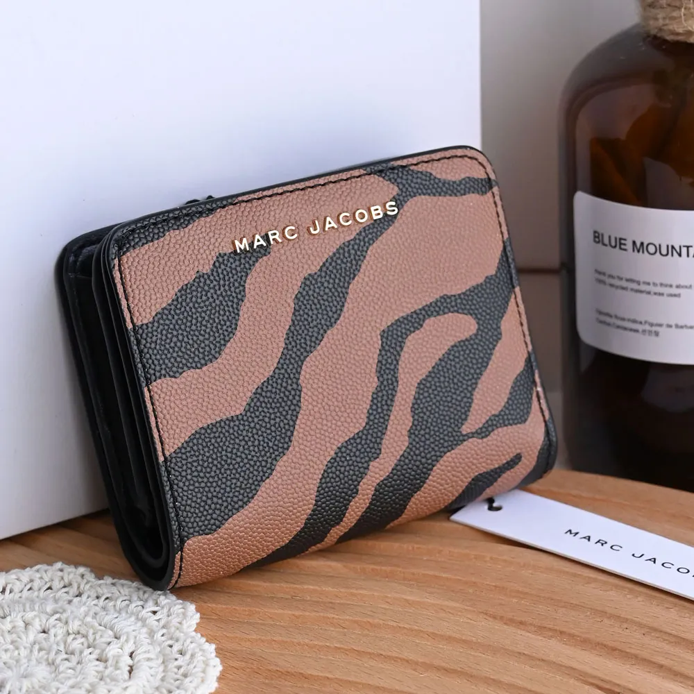 【MARC JACOBS】金屬浮雕LOGO虎紋雙面扣式拉鍊零錢短夾(咖)