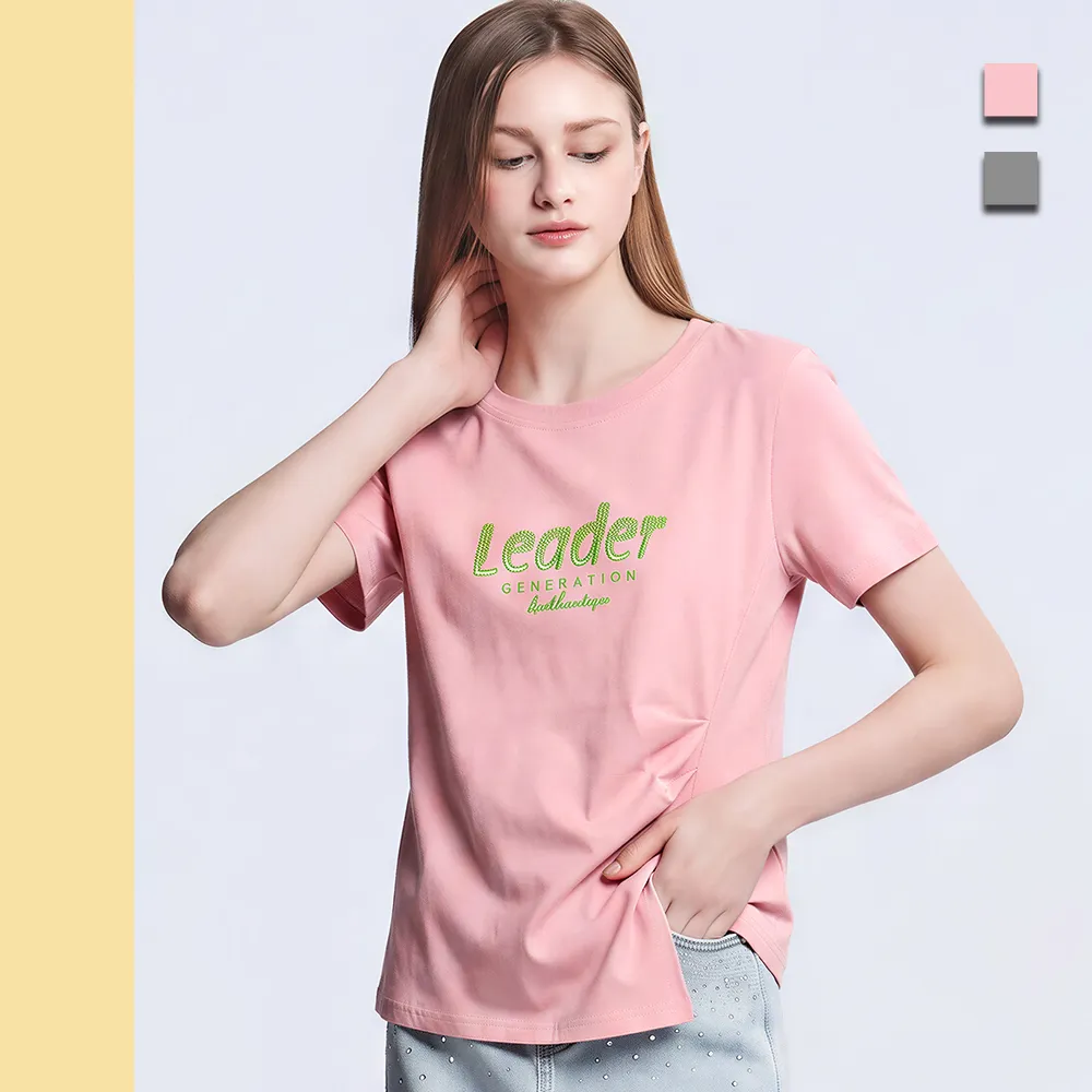 【Just Wear 佳葳】撞色立體刺繡斜向剪裁上衣 2色(女上衣/短袖/圓領/撞色/刺繡/斜向剪裁/抓皺/休閒/百搭)